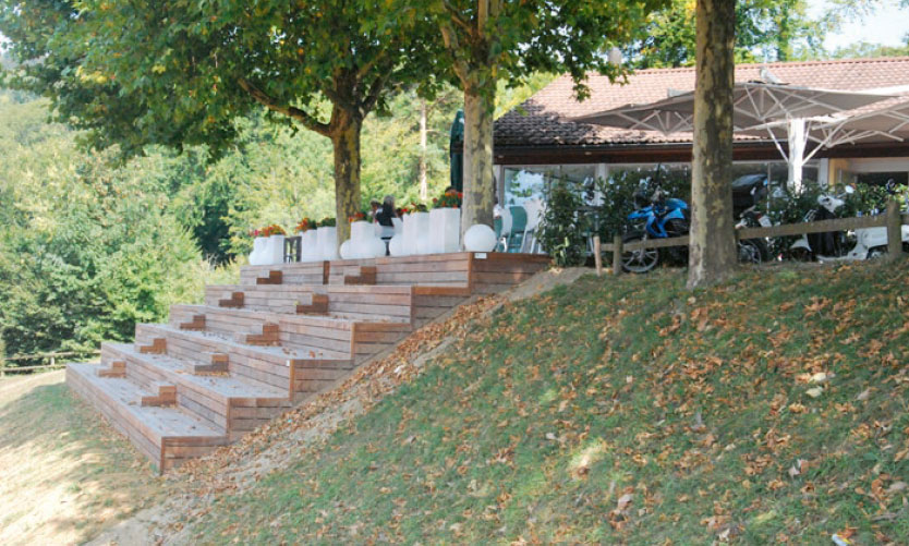 Terrasse-und-Tribüne-aus-Holz